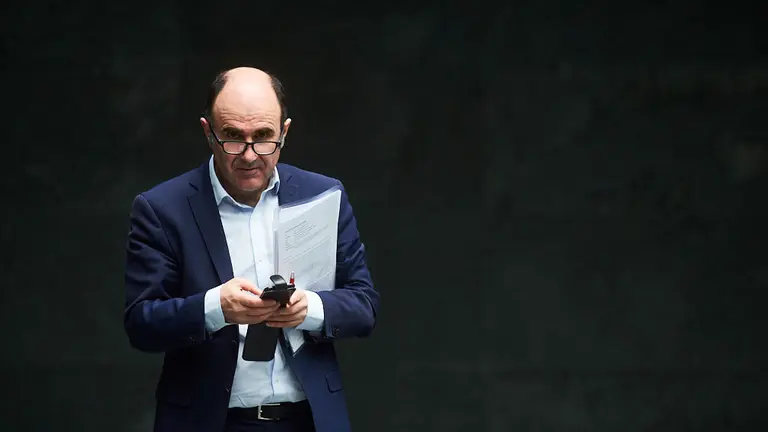 El vicepresidente del Gobierno de Navarra Manu Ayerdi durantel el pleno parlamentario monográfico. MIGUEL OSÉS (1)