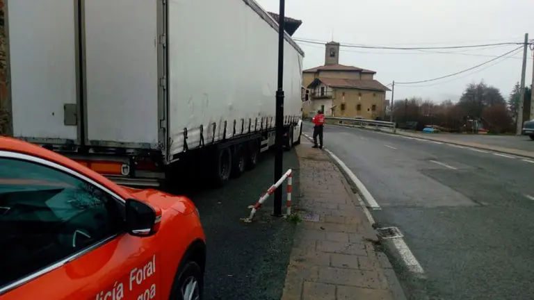 El camión inmovilizado por una patrulla de la Policía Foral. CEDIDA