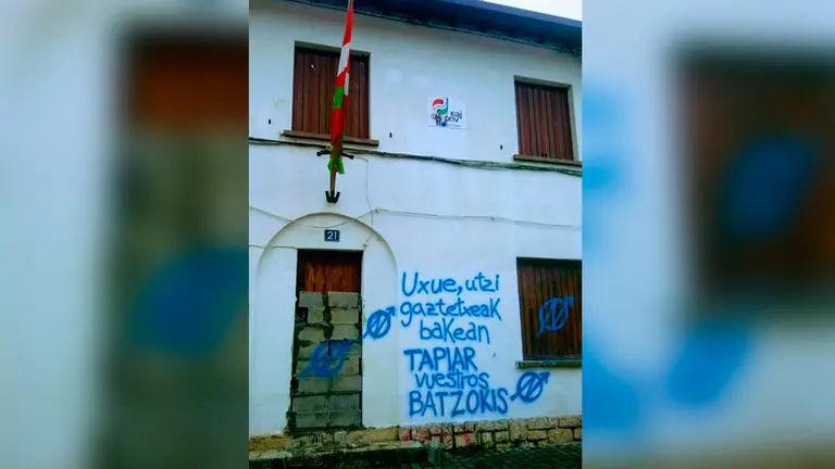 La sede del PNV en Alsasua atacada en protesta por el desalojo del gaztetxe de Rozalejo. TWITTER