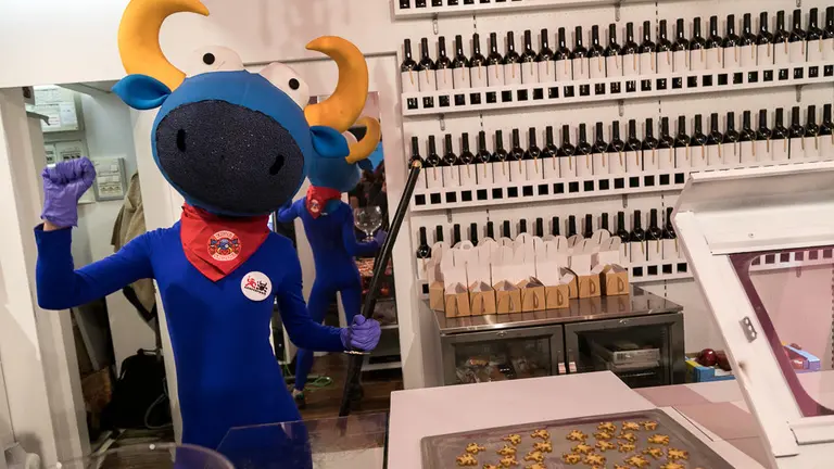 Inauguración de Sanferfood, nueva tienda de Urmeneta y el cocinero Andradas en el antiguo local de Kukuxumusu en la calle Estafeta de Pamplona (04). IÑIGO ALZUGARAY