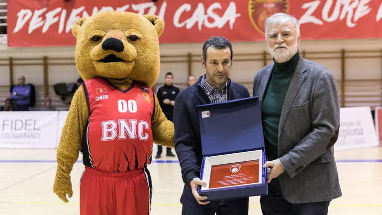 Natxo Ilundáin recibe una placa de reconocimiento por su trabajo en la sexta edición del día del baloncesto navarro (02). IÑIGO ALZUGARAY