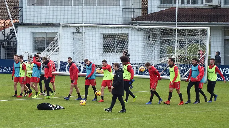 Los jugadores de Osasuna trasladan una portería en Tajonar