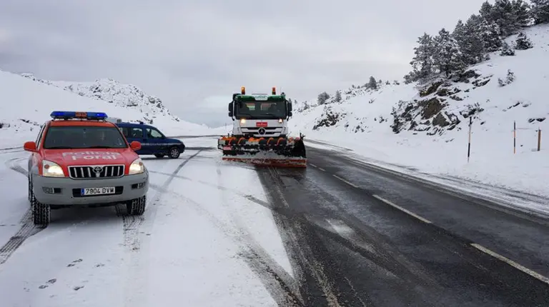 Agentes de la Policía Foral de Sangüesa en la Piedra de San Martín POLICÍA FORAL