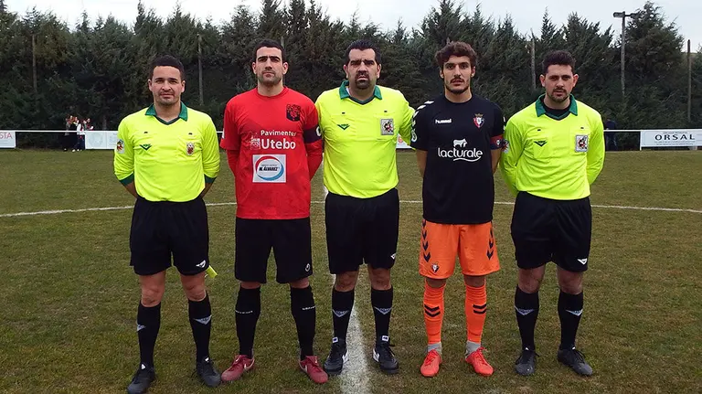 Trio arbitral y capitanes del Subiza - Osasuna en el campo de Sotoburu.