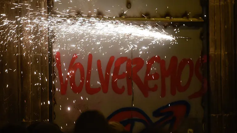 Los okupas trabajan con una radial en una de las puertas del Marqués de Rozalejo para volver a acceder.