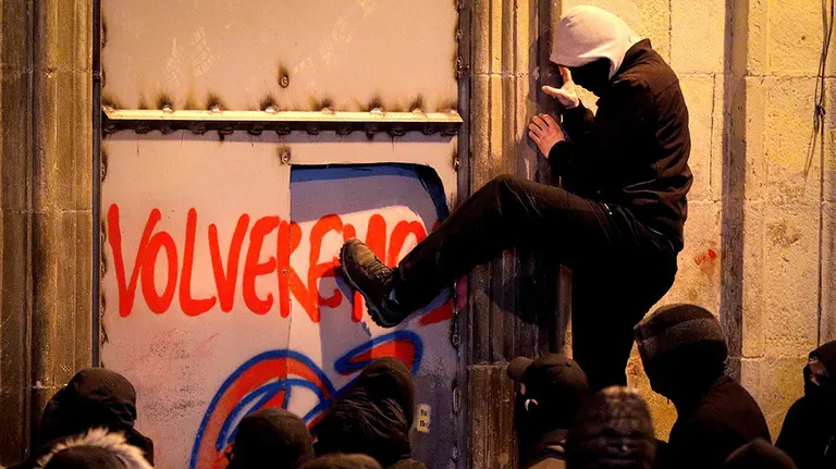 GRAF1552. PAMPLONA, 19/01/2019.- Un grupo de jóvenes vuelve a entrar hoy en el Palacio del Marqués de Rozalejo, pese a que sus accesos fueron sellados, tras una manifestación que ha recorrido las calles de Pamplona en protesta por el desalojo del colectivo de okupas que desde hace dos años lo gestionaba como gaztetxe Maravillas. EFE/ Villar López