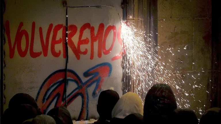GRAF1550. PAMPLONA, 19/01/2019.- Un grupo de jóvenes vuelve a entrar hoy en el Palacio del Marqués de Rozalejo, pese a que sus accesos fueron sellados, tras una manifestación que ha recorrido las calles de Pamplona en protesta por el desalojo del colectivo de okupas que desde hace dos años lo gestionaba como gaztetxe Maravillas. EFE/ Villar López