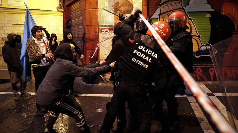 GRAF1783. PAMPLONA, 20/01/2019.- La Policía ha accedido esta mañana al interior del Palacio de Rozalejo, al que ayer volvieron a entrar los okupas que lo gestionan como gaztetxe Maravillas, sin encontrar a ninguna persona en su interior, un acceso que ha derivado en incidentes al acudir al Casco Viejo jóvenes para protestar. EFE/Villar López
