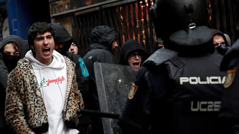 GRAF1786. PAMPLONA, 20/01/2019.- La Policía ha accedido esta mañana al interior del Palacio de Rozalejo, al que ayer volvieron a entrar los okupas que lo gestionan como gaztetxe Maravillas, sin encontrar a ninguna persona en su interior, un acceso que ha derivado en incidentes al acudir al Casco Viejo jóvenes para protestar. EFE/Villar López