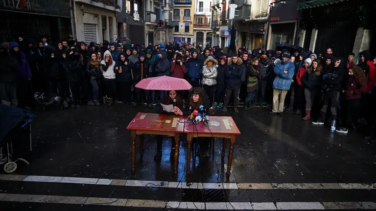 La policía vuelve a ocupar las calles por el desalojo del Pallacio de Marqués de Rozalejo. MIGUEL OSÉS 4