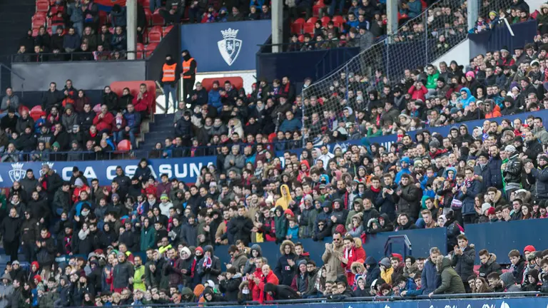 La grada de El Sadar durante el partido entre Osasuna y Mallorca (23). IÑIGO ALZUGARAY
