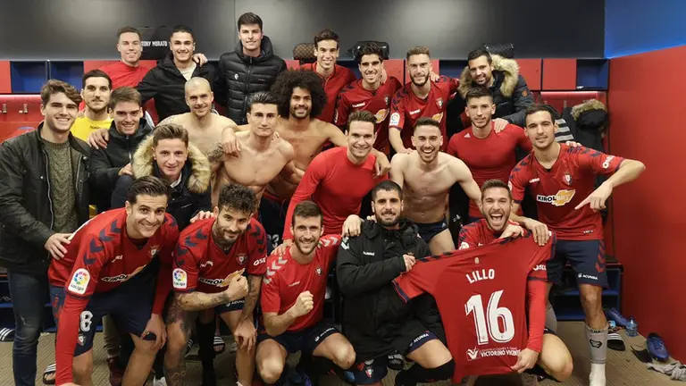 Los jugadores rojillos se acuerdan de Lillo tras vencer al Mallorca. Twitter CA Osasuna.