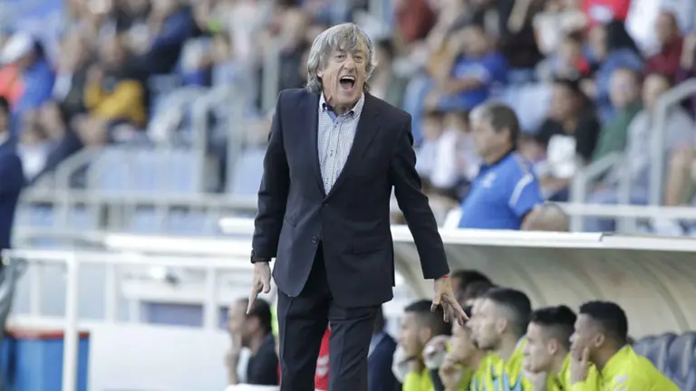 Enrique Martín de pie junto al banquillo del Nástic en Tenerife. La Liga.