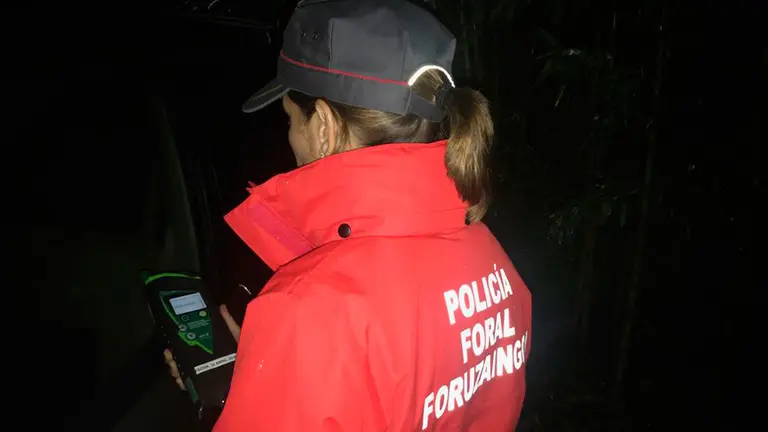 Una agente de la Policía Foral somete a una persona a una prueba de alcoholemia. POLICÍA FORAL