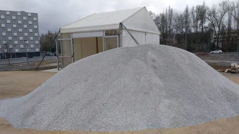 Imagen de uno de los montones de sal preparados junto al Navarra Arena dentro del Plan de Nieve para esparcir en las calles de Pamplona. POLICÍA MUNICIPAL