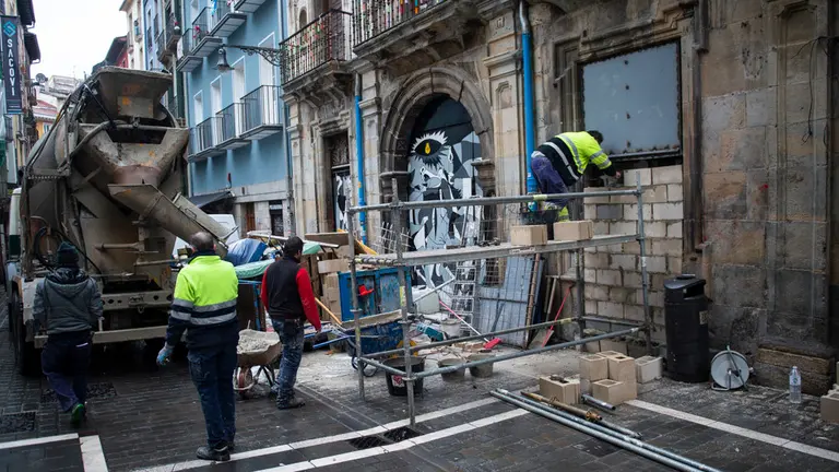 Operarios cierran de nuevo el Gaztetxe Maravillas. MIGUEL OSÉS_1