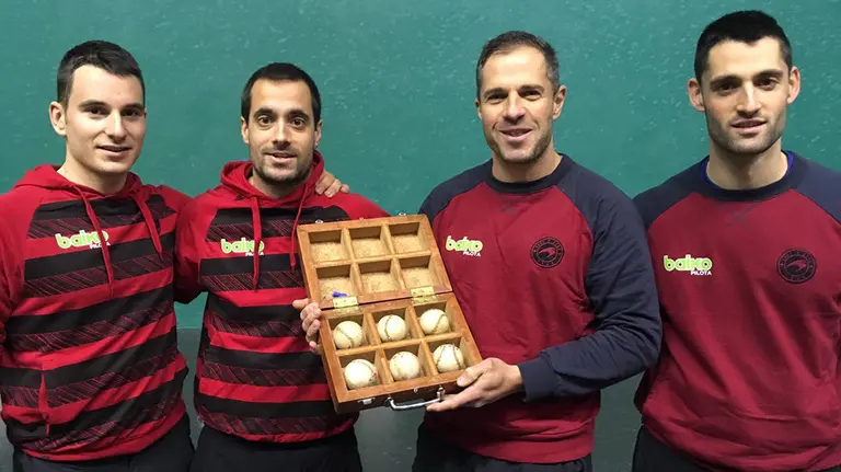 Imaz, Bengoetxea, Olaizola y Albisu con el cestaño en el Labrit Asegarce
