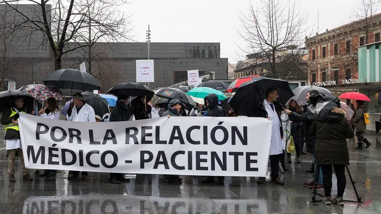 Concentración de la Marea Blanca 'Por la relación Médico-Paciente' convocada por el Sindicato Médico de Navarra (01). IÑIGO ALZUGARAY