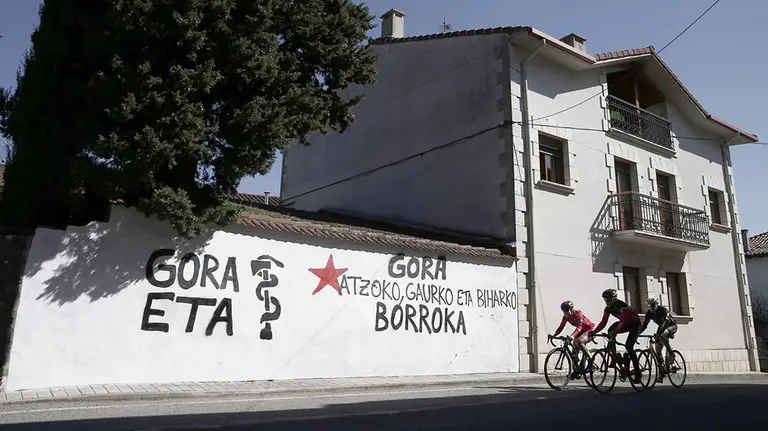 Pintada a favor de ETA en Iturmendi EFE
