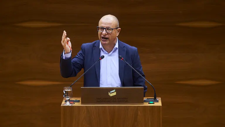 Carlos Gimeno Gurpegui (PSN) durante el pleno parlamentario. MIGUEL OSÉS