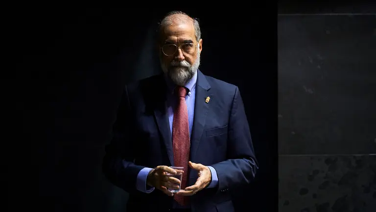 El consejero de salud Dominguez, durante el pleno parlamentario. MIGUEL OSÉS