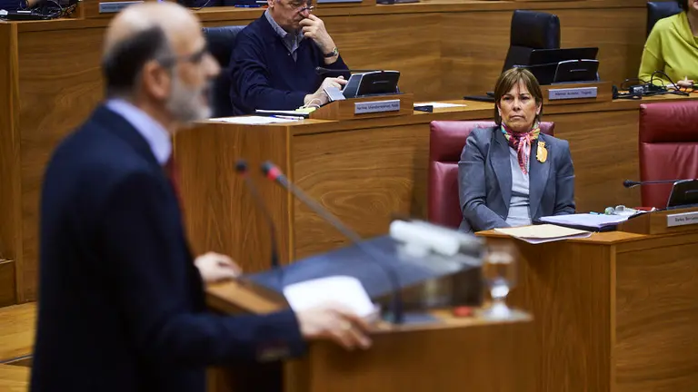 La presidenta del gobierno Uxue Barkos (Geroa Bai) durante el pleno parlamentario. MIGUEL OSÉS