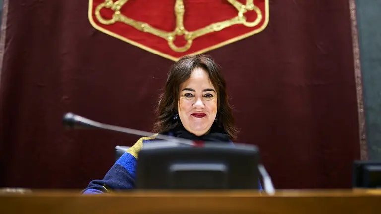 La presidenta del parlamento foral Ainhoa Aznarez (Podemos) durante el pleno parlamentario. MIGUEL OSÉS