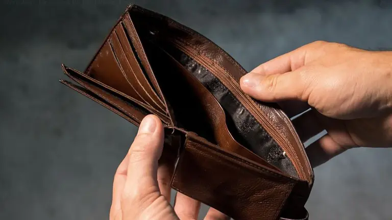 Imagen de archivo de una cartera vacía sin dinero ARCHIVO