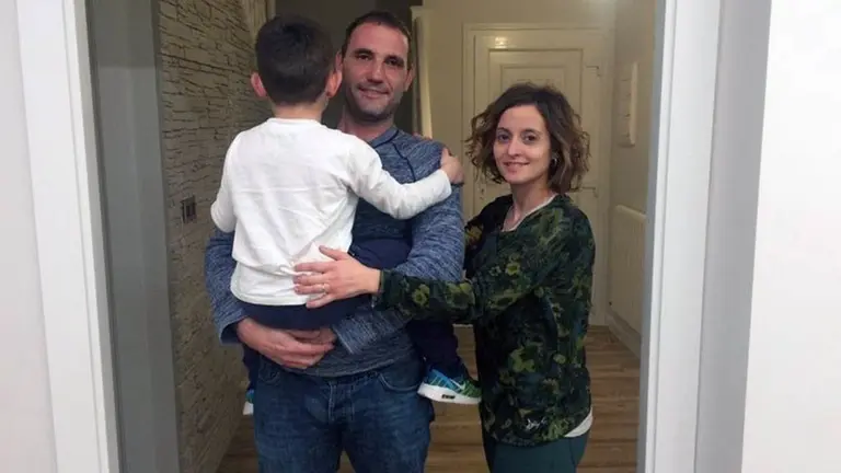 Los tudelanos Quique Munilla y su mujer Mayra junto a su hijo Izan.