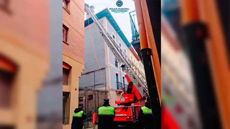 Bomberos y Policía Municipal trabajan en la extinción de un incendio en una vivienda en la calle Dormitalería. POLICÍA MUNICIPAL