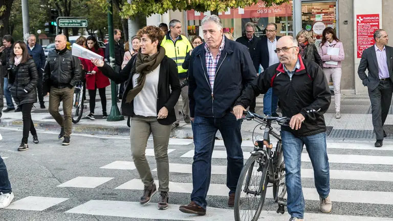La comisión y la Gerencia de Urbanismo, con el alcalde Joseba Asiron a la cabeza, visitan las obras de corredor sostenible de Pío XII (11). IÑIGO ALZUGARAY