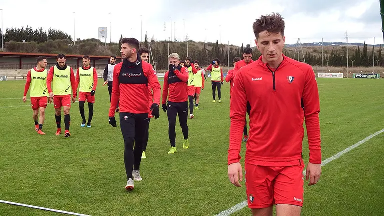 Miguel Olavide, a la derecha, se retira al vestuario con sus compañeros en Tajonar