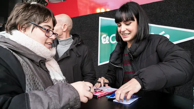 Firma de discos de la cantante Natalia Lacunza, finalista de Operación Triunfo 2018, en la Plaza Baluarte de Pamplona (03). IÑIGO ALZUGARAY