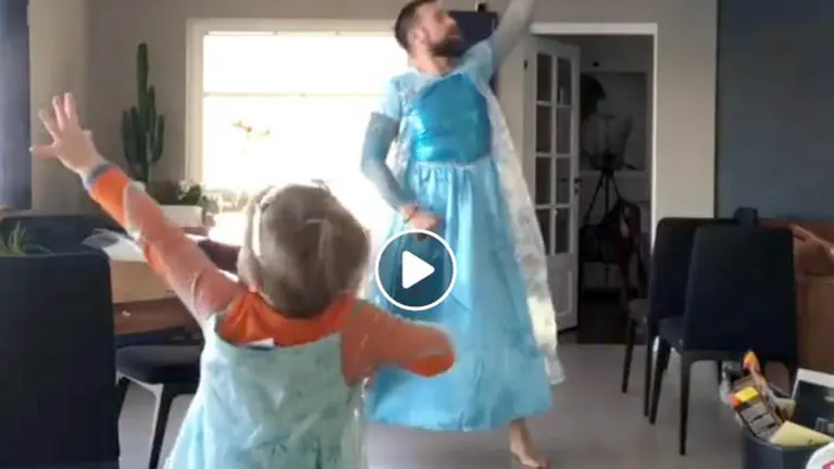El padre y su hijo bailan vestidos de Frozen mientras cantan la canción de la película.