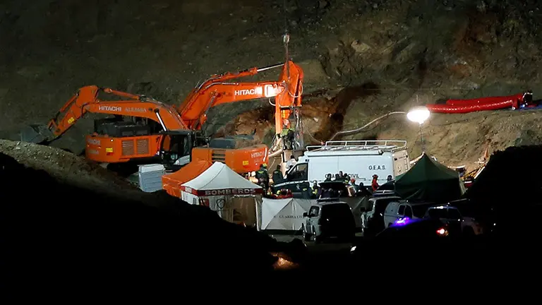 -FOTODELDIA- AME3316. MÁLAGA (ESPAÑA), 25/01/2019.- Los equipos de rescate, mineros de la Brigada de Salvamento Minero de Hunosa, Bomberos y Guardia Civil, encuentran sin vida el cuerpo de Julen, el niño de dos años que cayó a un pozo el pasado domingo 13 de enero en la localidad de Totalá, Málaga (España). El cuerpo del pequeño Julen estaba atrapado en un túnel de 25 centímetros de diámetro y 107 metros de profundidad perforado para realizar sondeos de agua. EFE/Daniel Pérez