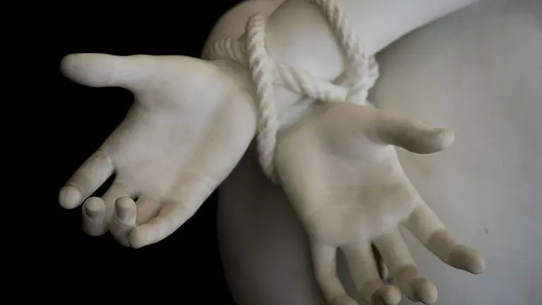 Una persona retenida con cuerdas. ARCHIVO