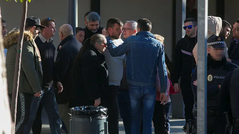 GRAF5414. MÁLAGA, 26/01/2019.- José Roselló (C) y Victoria García (4i), padres de Julen, el niño de dos años que cayó a un profundo y estrecho pozo el 13 de enero en Totalán (Málaga) y que fue rescatado hoy sin vida, en el tanatorio de la barriada malagueña de El Palo, donde están acompañados de vecinos. EFE/Álvaro Cabrera