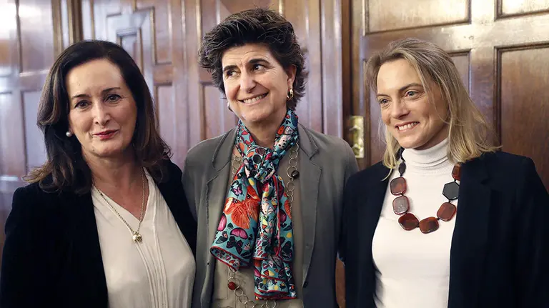 GRAF5645. BILBAO, 26/01/2019.- La expresidenta del PP vasco Maria San Gil (c) y la presidenta del PP de Bizkaia, Amaia Fernández (d) este sábado en la presentación de la Asociación Esteban Garibay y de la que forma parte el filósofo Fernando Sabater, que tiene como objetivo el fortalecimiento de la imagen de España en Euskadi y Navarra. EFE/LUIS TEJIDO