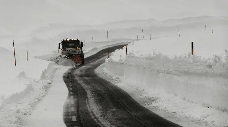 GRAFCAV1156. PAMPLONA, 25/01/2019.- Un camión quitanieves limpia de nieve la N-137 en el puerto de Belagoa que permanece cerrado tras las intensas nevadas caídas durante estos últimos días. La AEMET anuncia una pequeña mejoría mañana aunque a partir del domingo se esperan otra vez copiosas nevadas. EFE/ Jesus Diges