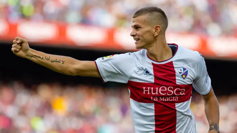 El delantero italiano Samuele Longo con la camiseta del Huesca. El Desmarque.
