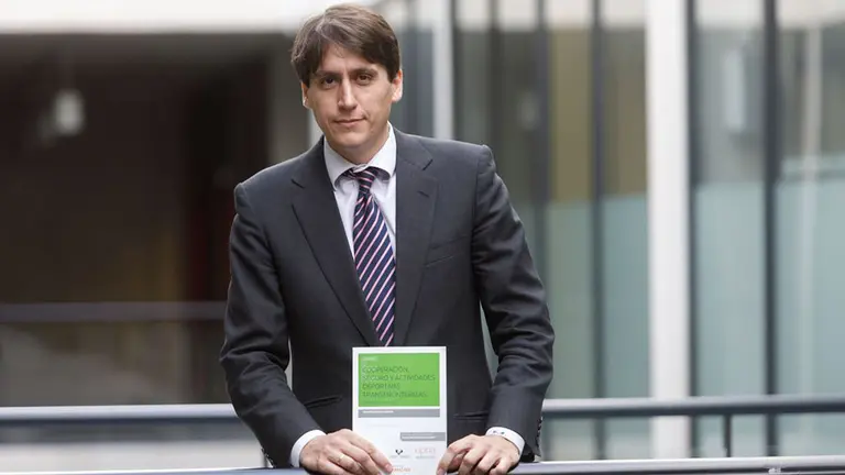 El autor del libro, Unai Belintxon, profesor e investigador del Departamento de Derecho de la UPNA. CEDIDA