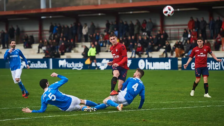 El Osasuna Promesas se enfrenta al Ardoi en las instalaciones de Tajonar. MIGUEL OSÉS 20