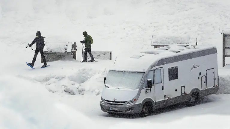 GRAF6413. BELAGOA (NAVARRA, 27/01/2019. Dos personas caminan con sus raquetas por el monte junto a la N-137 en la zona de El Ferial en una jornada donde un nuevo temporal de nieve arrecia fundamentalmente en el norte de la Comunidad Foral. La AEMET Anuncia para los próximos días copiosas nevadas en la zona. EFE/Jesús Diges