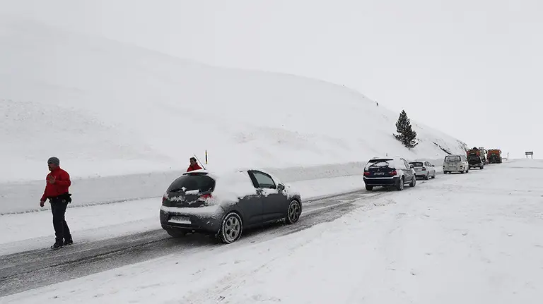 GRAF6413. BELAGOA (NAVARRA, 27/01/2019. Dos camiones quitanieves despejan de nieve la N-137 para que los vehículos que se encontraban en El Ferial en Belagoa puedan abandonar la zona tras la intensa nevada que ha caído dejando la carretera completamente cubierta de nieve. Efectivos de la Policía Foral ayudan a los conductores en una jornada donde la AEMET anunció para hoy y los próximos días copiosas nevadas en el norte de la Comunidad Foral. EFE/Jesús Diges