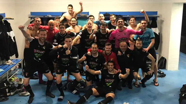 Los jugadores del Tudelano celebran la victoria en Torrelavega Twitter CD Tudelano