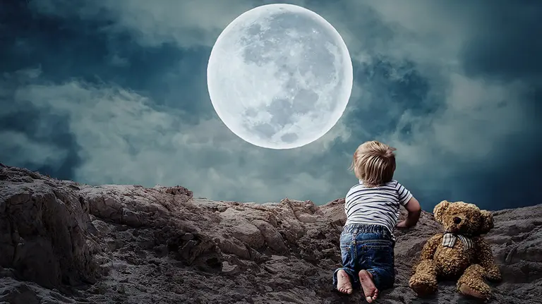 Un ni&ntilde;o observa la luna.