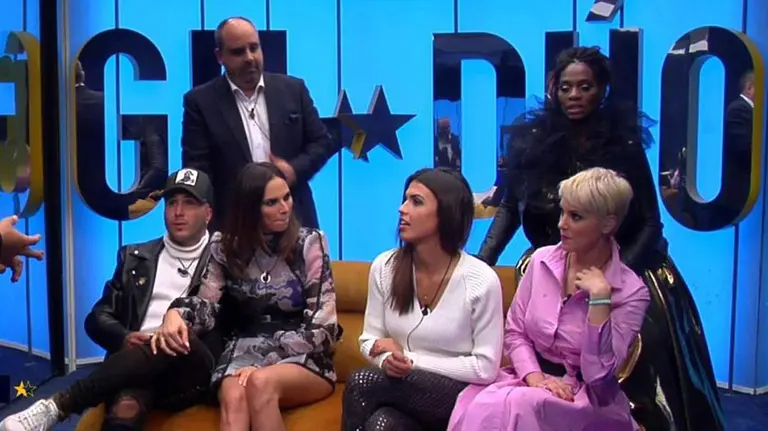 Irene Rosales (abajo, segunda por la izquierda) se sienta junto a su pareka Kiko Rivera y la pamplonesa Sofía Suescun en el confesionario de GH Dúo TELECINCO