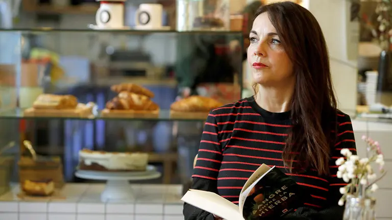 GRAFCAT2915. BARCELONA, 28/01/2019.- La escritora navarra Maribel Medina, durante la entrevista que mantuvo con Efe, en la que habla de su última novela, "Sangre entre la hierba", con la que cierra la trilogía que inició con "Sangre de barro" y "Sangre intocable", con la forense Laura Terraux y el agente de la Interpol Thomas Connors imbuidos en un caso de trata de mujeres y de explotación sexual. EFE/Toni Albir