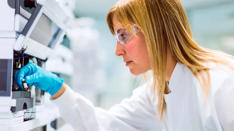 Trabajo en el laboratorio de Cinfa en labores de control de calidad.