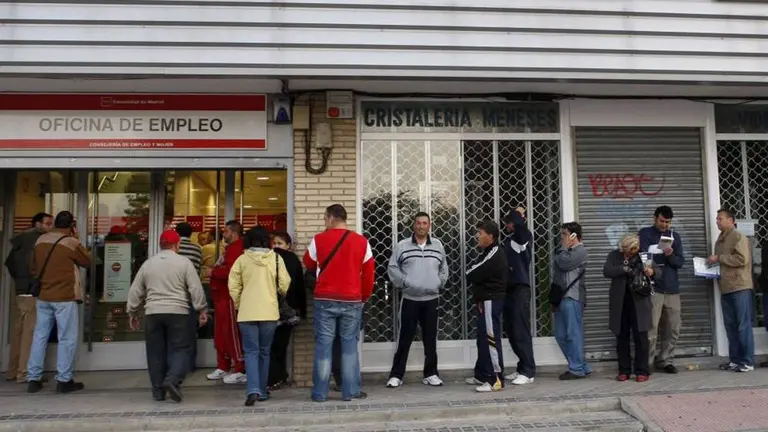 Varias personas paradas esperan en la oficina de empleo EFE